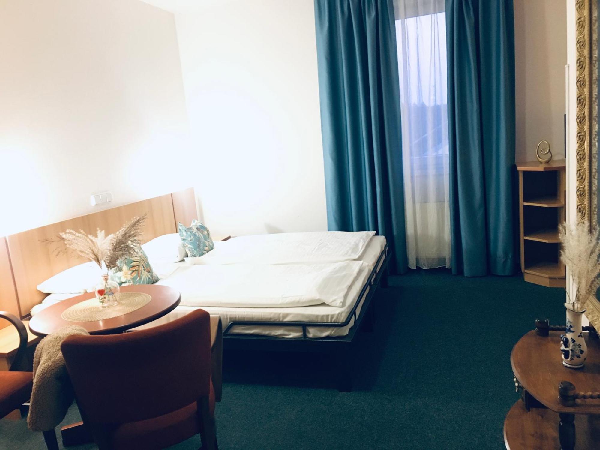 Penzion Hotelu Central Dvůr Králové nad Labem Esterno foto