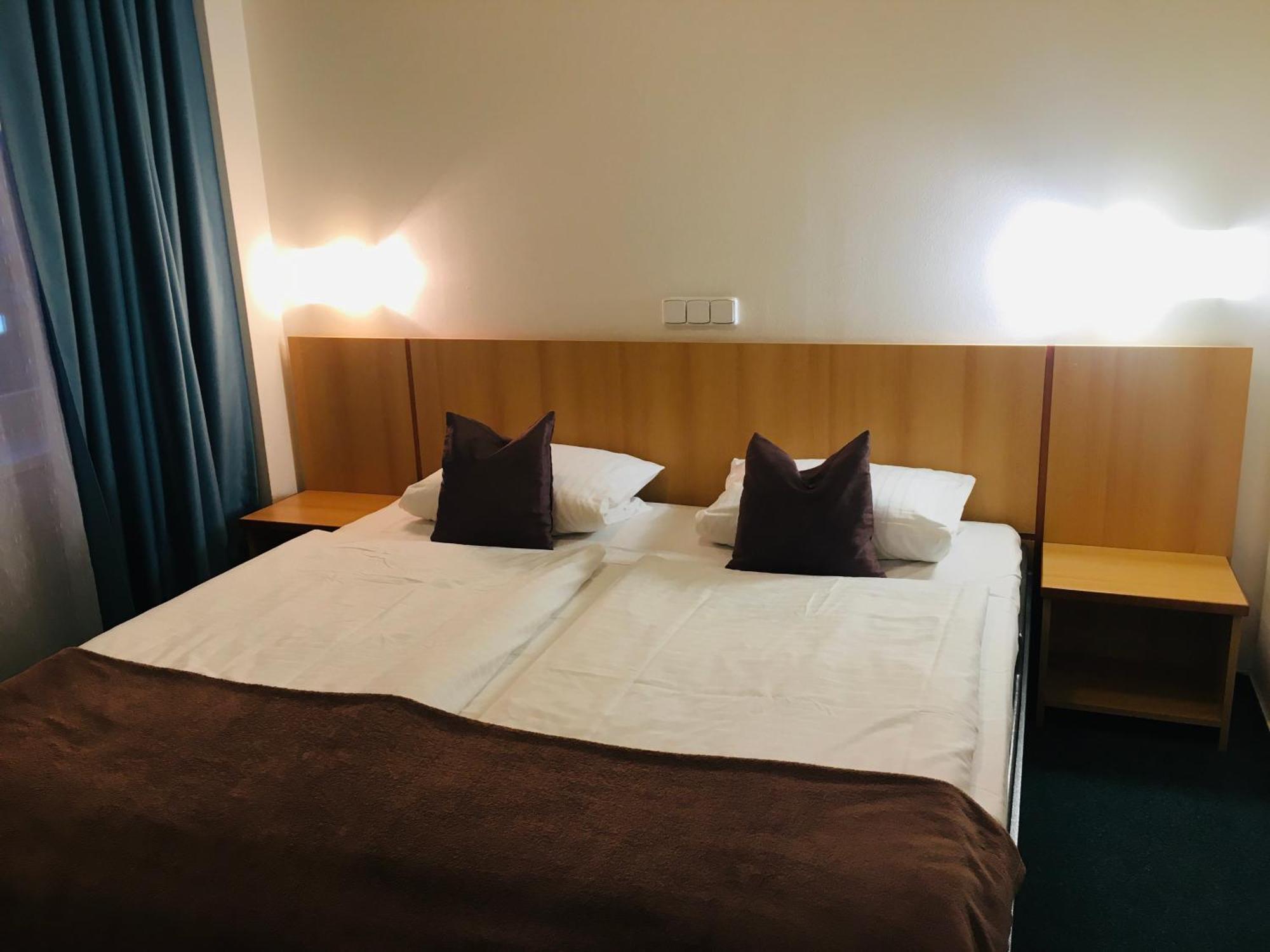 Penzion Hotelu Central Dvůr Králové nad Labem Esterno foto