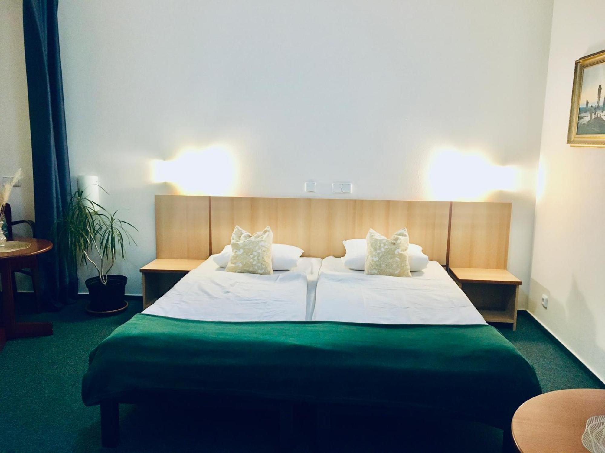 Penzion Hotelu Central Dvůr Králové nad Labem Esterno foto